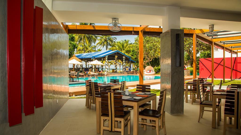 Camelot Beach Hotel Negombo Exterior photo