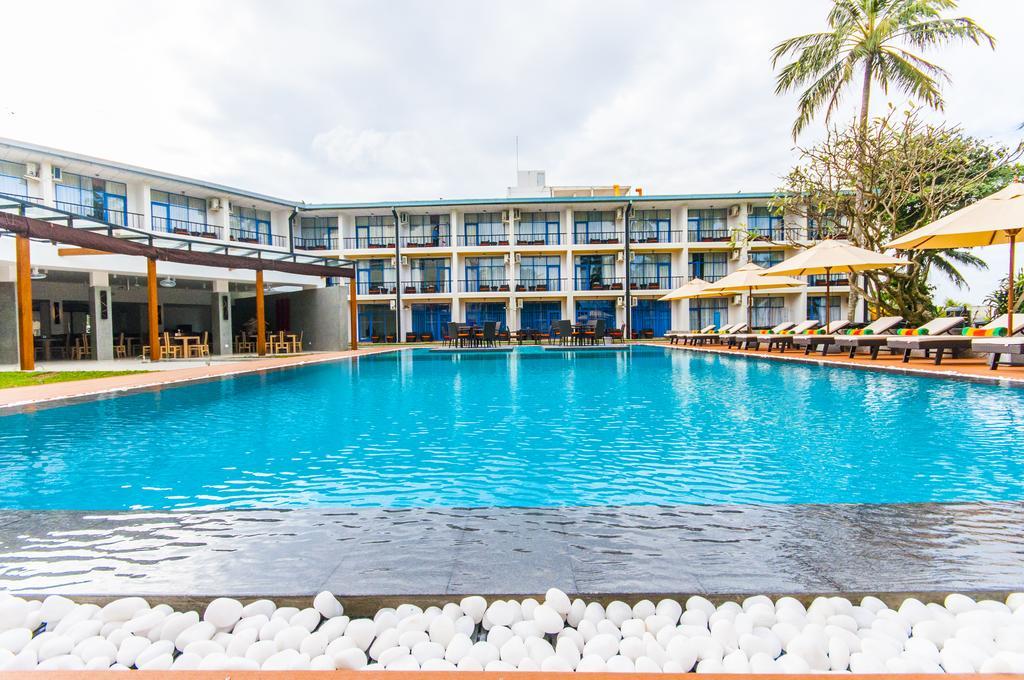 Camelot Beach Hotel Negombo Exterior photo