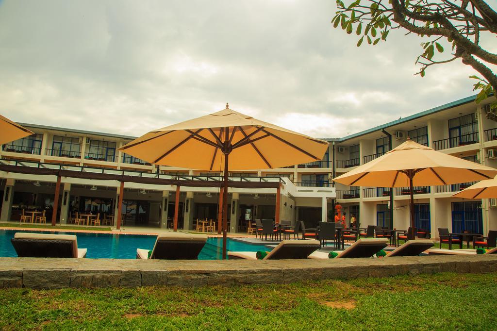 Camelot Beach Hotel Negombo Exterior photo